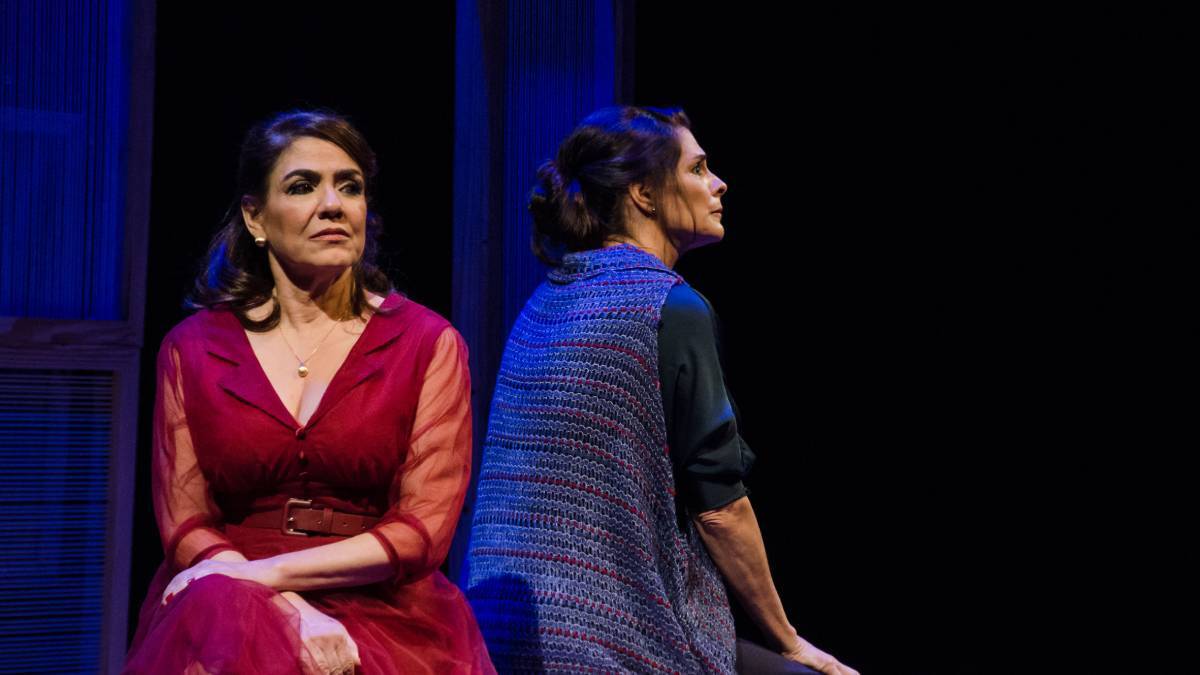 Com figurinos de Juliana Bertolini, o diálogo faz aflorar as subjetividades destas duas mulheres tão próximas e tão distintas, em uma relação que ressalta aspectos psicológicos, sociais e míticos. Foto: Camila Rios/Divulgação