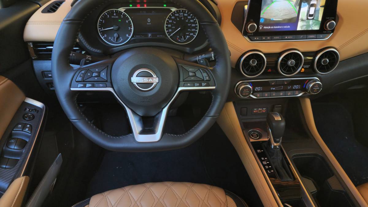 A linha 2025 do Sentra conta com seis airbags (frontais, cabeça e laterais) e traz de série, em todas as variantes, sistemas de auxílio ao motorista como monitoramento de ponto cego, entre outras características. Foto: Divulgação