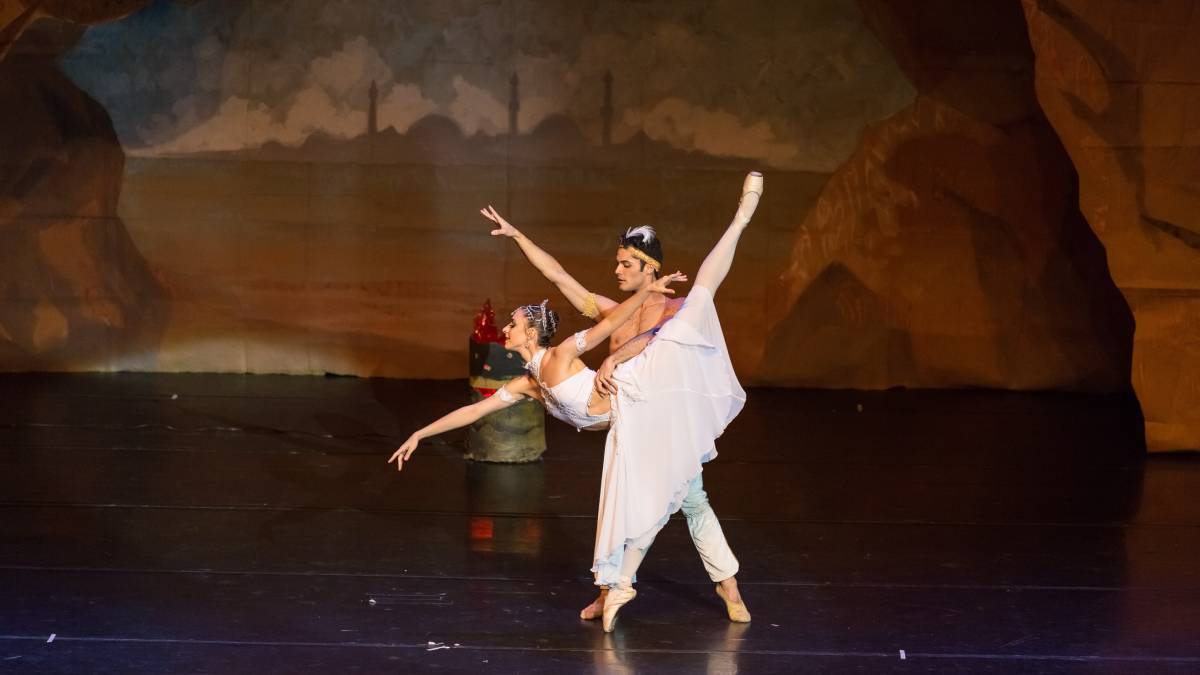 'La Bayadère' conta a história de Nikiya, uma "Devadasi" (também conhecida como "dançarina do templo", "Devadasi" é, atualmente, um tipo de prostituição comum na Índia) e de Solor, um jovem guerreiro. Foto: Renan Livi/Divulgação