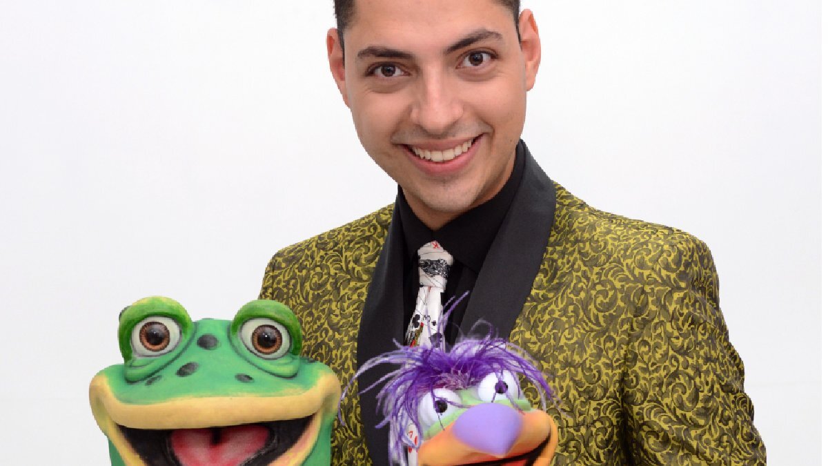 Sua performance conta com técnicas de ventríloquo ao manipular dois bonecos, o sapo Caco e o pássaro Zeca. Foto: Divulgação