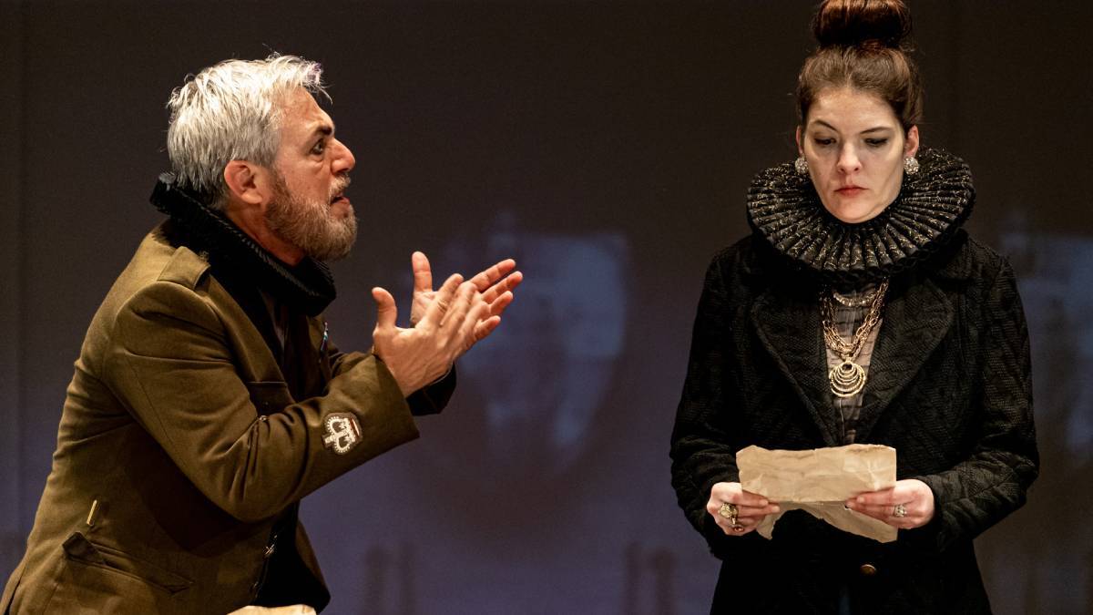 Os atores e atrizes Ana Abbott, Letícia Calvosa, Adilson Azevedo, Anderson Müller, Gustavo Machado, Joelson Medeiros, Iuri Saraiva, Fernando Vitor/Giovani Tozi, Alef Barros e Julia Terron participam da peça. Foto: Luiz Aureo/Divulgação
