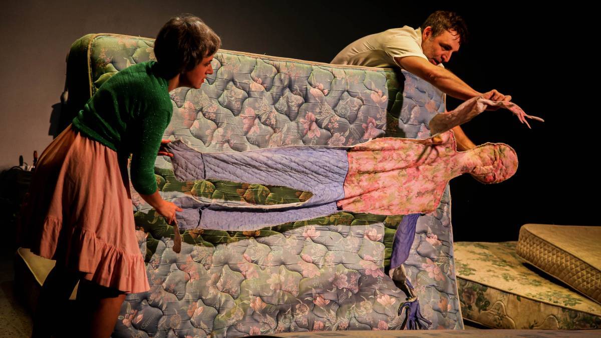Em 'Aqui Há Leões' com direção e dramaturgia de Swedzky, um casal vive em terreno instável e inventa máquinas absurdas, trabalhos malucos e outras estratégias bizarras para sobreviver. Foto: Divulgação