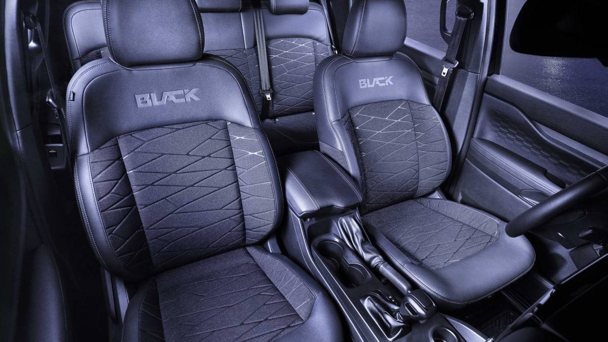 A cabine, toda em tons escuros e com um teto preto "emprestado" da versão esportiva Raptor, tem bancos parcialmente em couro com o emblema "Black" no encosto. Foto: Divulgação