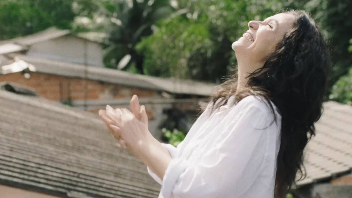 'Malu' é uma mulher de meia-idade com passado glorioso, que agora está presa em um grande caos existencial. Foto: Divulgação