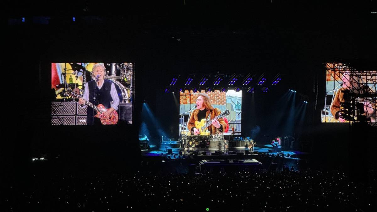 'Dueto' de Paul McCartney e John Lennon, assassinado em 1980, foi um dos momentos mais marcantes do show. Durante a apresentação, Macca homenageou diversas vezes Lennon e George Harrison, membros já falecidos dos Beatles. Foto: Mariana Ribeiro/Gazeta de S.Paulo