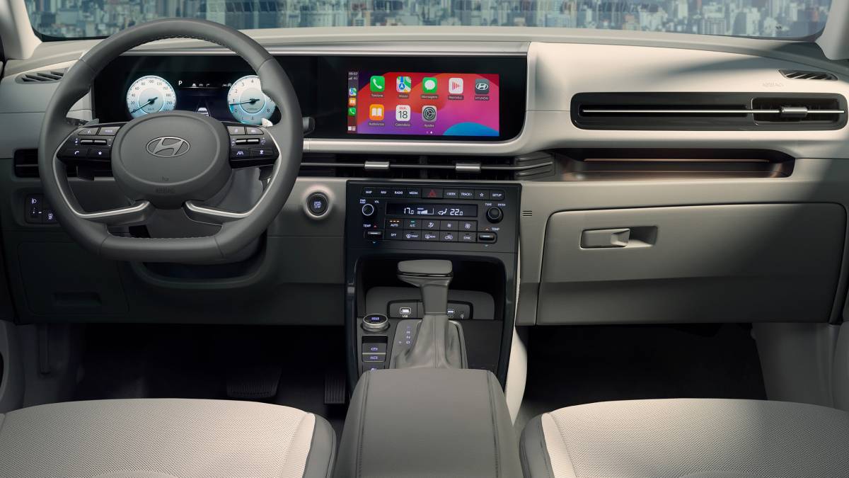 Internamente, o Creta traz um cockpit com painel de instrumentos de 10,25 polegadas integrado à multimídia, também de 10,25 polegadas, para a Platinum, a N Line e a Ultimate, com a nova linguagem de design de cabine da Hyundai. Foto: Divulgação