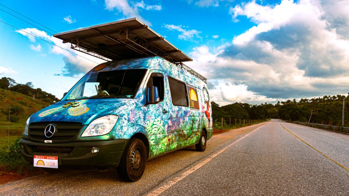 O furgão do projeto é adaptado com placas fotovoltaicas, as placas de energia solar, no teto e carrega todo o cinema: as cadeiras e banquetas, os sistemas de conversão de energia e armazenamento, de som e projeção, incluindo a tela. Foto: Pedro Cerqueira/Divulgação