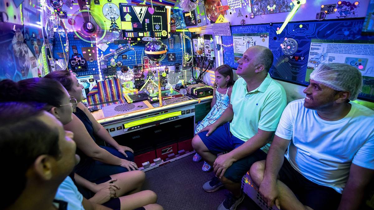 Suas luzes coloridas, a decoração de material reciclado e os objetos com princípios de magnetismo e eletricidade (laser e bola de plasma) ensinam, de forma lúdica, como a luz do sol se transforma em energia elétrica. Foto: Danilo Ramos/Divulgação