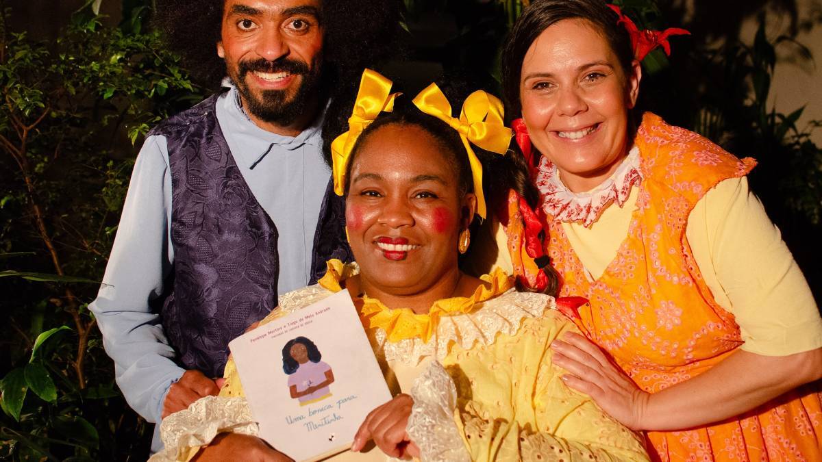 Inspirado na obra literária de Penélope Martins e Tiago de Melo Andrade, espetáculo acompanha a relação de uma menina sonhadora e sua família. Foto: Felipe Stucchi/Divulgação