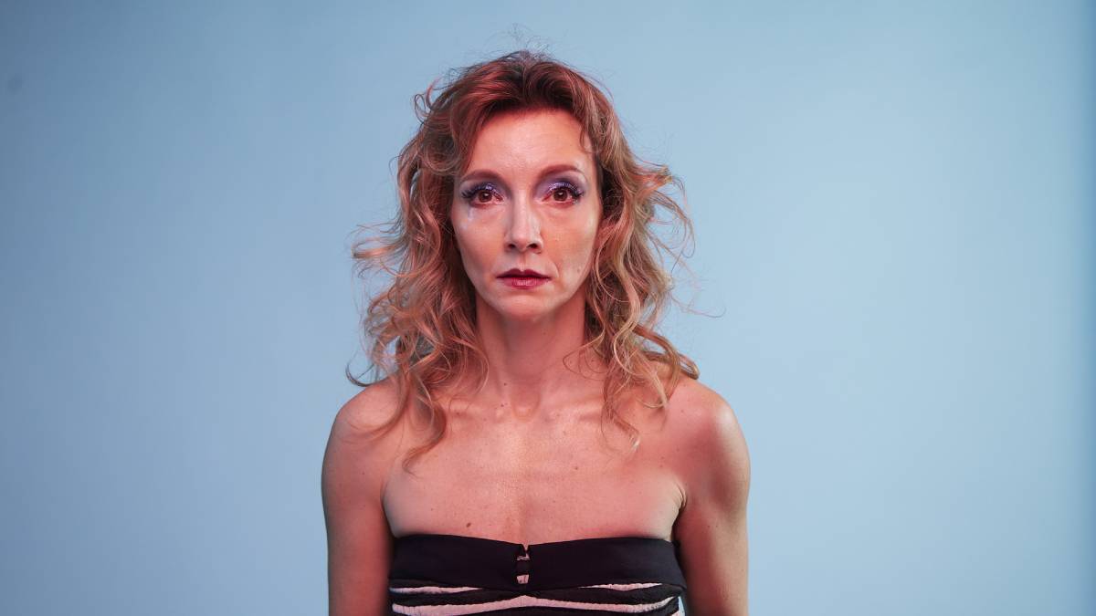 Djin Sganzerla, por sua vez, é a responsável por interpretar a protagonista Alaíde, que, ao longo da peça, desvenda ao público sua trágica história de amor com o marido Pedro. Foto: Ale Catan/Divulgação