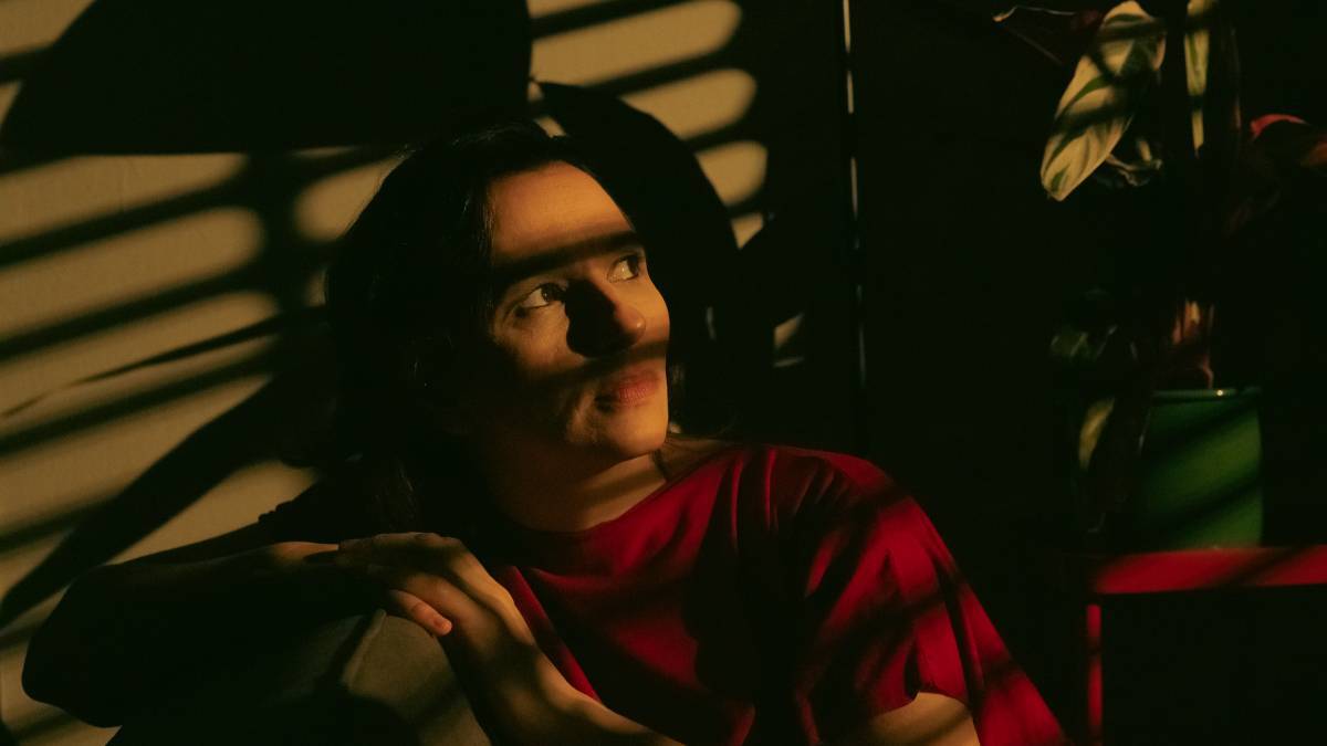 Protagonizada por Mariana Loureiro e com dramaturgia de Zé Pereira, a peça narra o drama de uma mulher que, isolada em seu apartamento por muito tempo, está à espera de seu amante. Foto: Mia Shimon/Divulgação