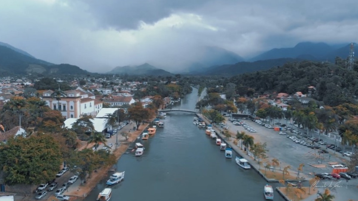 Fundada no século XVII, Paraty preserva um centro histórico com ruas de pedra e construções que remetem ao Brasil colonial. A cidade também é rica em festividades, como o Festival da Cachaça e a Flip (Festa Literária Internacional de Paraty), que reforçam seu aspecto cultural. Foto: Reprodução|Youtube|Marcelo Gori