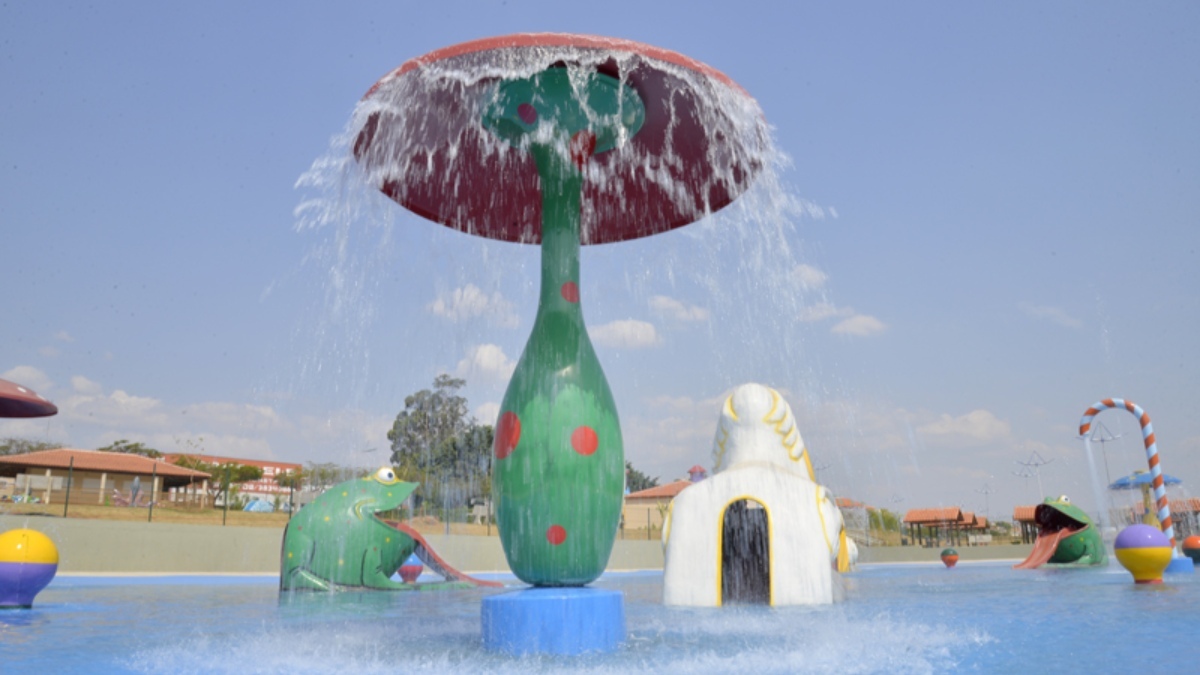 O Parque da Criança, localizado na cidade de Indaiatuba, ocupa uma área total de 22.155 m², dos quais 3.501 m² são dedicados ao Parque Aquático. Este espaço aquático é exclusivo para menores de 0 a 15 anos, que devem estar acompanhados por pais ou responsáveis, e possui acesso controlado por portaria. Foto: Prefeitura de Indaiatuba