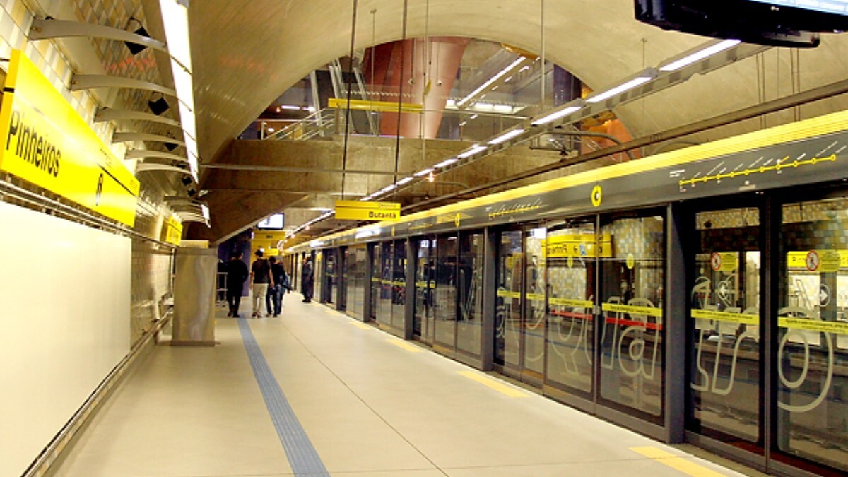 Localizado na zona oeste de São Paulo, o bairro de Pinheiros é de fácil locomoção. O bairro possui a estação com o mesmo nome. Ela atende as linhas 4 amarela do Metrô e a linha 9 esmeralda da Via Mobilidade. Foto: Divulgação