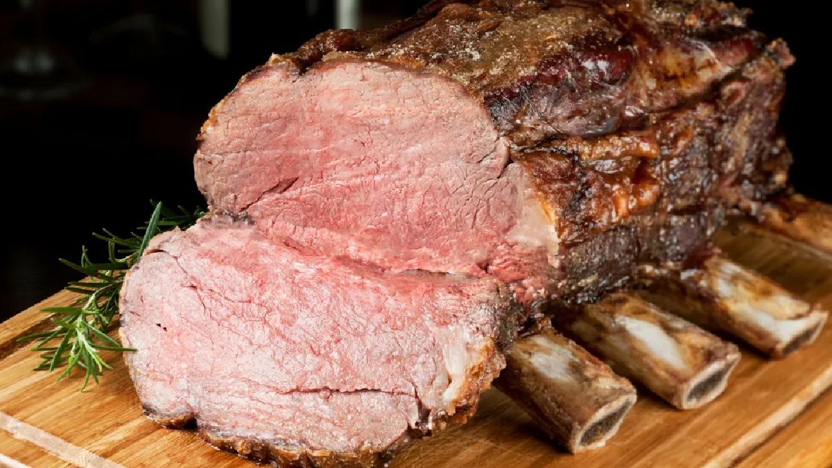 Prime Rib: O Prime Rib é um corte de costela especial, serrado na transversal seguindo o sentido do osso, localizado em uma das regiões mais carnudas do boi. É muito usado na gastronomia da mais alta classe - (Canva/ Creative Commoms)