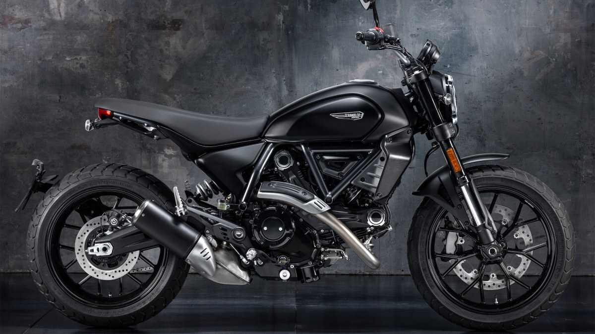 O design realça o charme atemporal das pinturas "dark" dos modelos da marca italiana