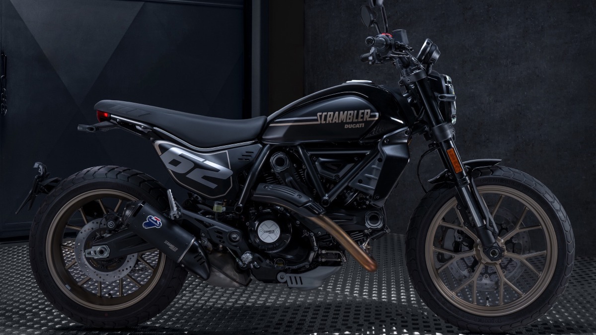 As laterais repetem a pintura e ostentam o número 62 1962 foi o ano da estreia da primeira Ducati Scrambler em estilo Tracker