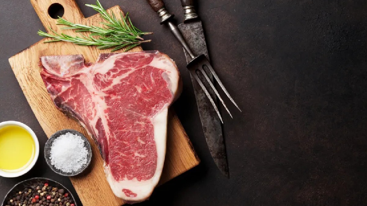 T-bone: O T-bone leva esse nome por possuir um osso robusto em formato de T. O corte é composto por contrafilé e filé mignon. Também chamado de bisteca, o corte é americano e retirado da parte traseira do boi. Ele chegou ao Brasil e é amado pelos amantes de carne por sua maciez, suculência e sabor - (Canva/ Creative Commoms)