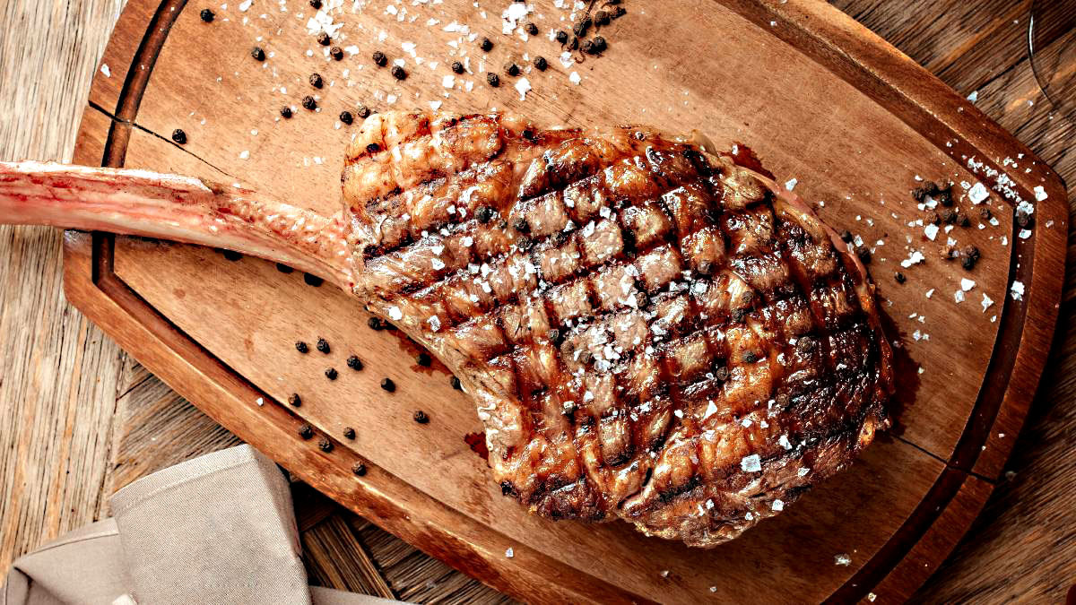 Tomahawk: Com um osso enorme que pode chegar a até 30 centímetros, o Tomahawk é um corte de longa extensão. Ele é retirado da região do lombo, em que também se encontra o famoso filé mignon. Este corte inclui também uma parte do osso da costela, que garante um sabor ainda melhor - (Kamram Aydinov/Freepik)