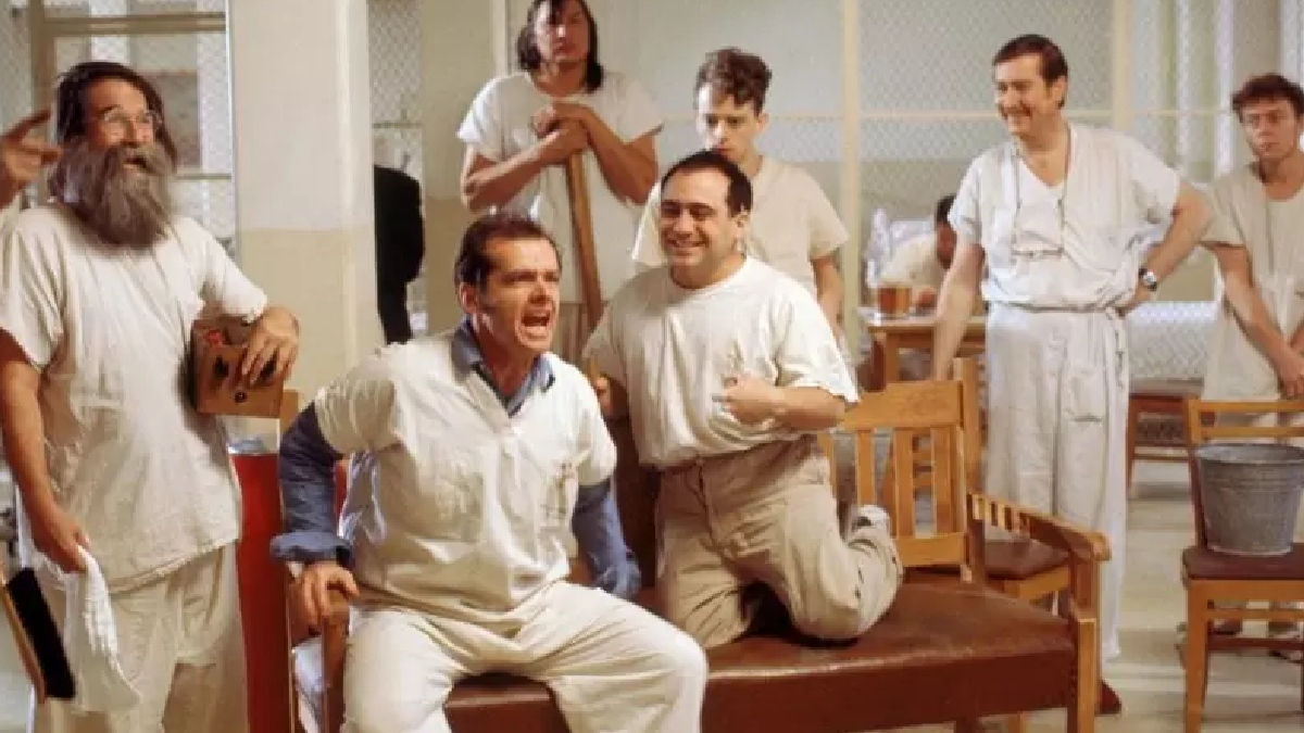 3. Um Estranho no Ninho - Lançado em 1976, o filme venceu cinco Oscars, incluindo o de melhor filme, melhor ator e melhor atriz. O filme se passa em uma clínica psiquiátrica e conta a história de Randall McMurphy (Jach Nicholson), um indivíduo de espírito livre que termina lá fugindo da prisão. O personagem lidera os pacientes em uma rebelião contra a equipe, chefiada pela enfermeira Ratched - (Reprodução)