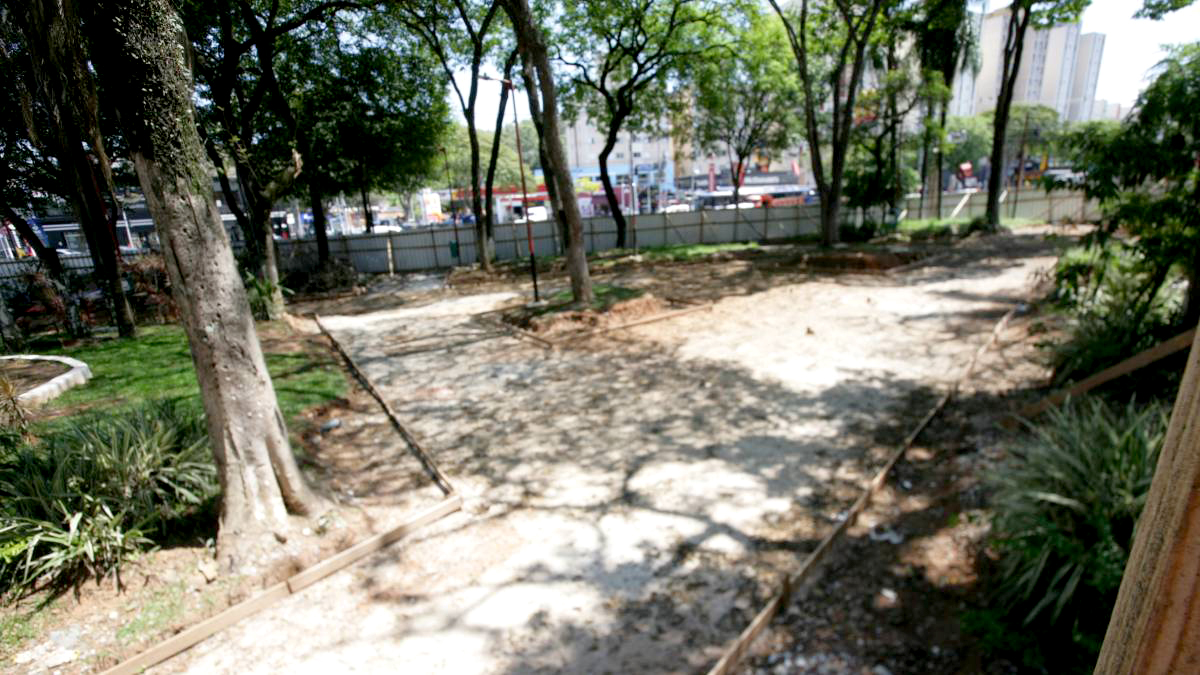 Atual gestão isolou a praça para as obras de revitalização; na manhã desta terça (26/11), a Gazeta esteve no local e constatou que não havia nenhuma movimentação de funcionários trabalhando nas obras.