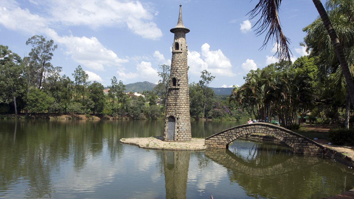 Com 38.700 m², o Parque Municipal Edmundo Zanoni abriga uma vasta área verde com árvores centenárias e diversidade de flores, lago e viveiro de pássaros. Foto: Prefeitura de Atibaia