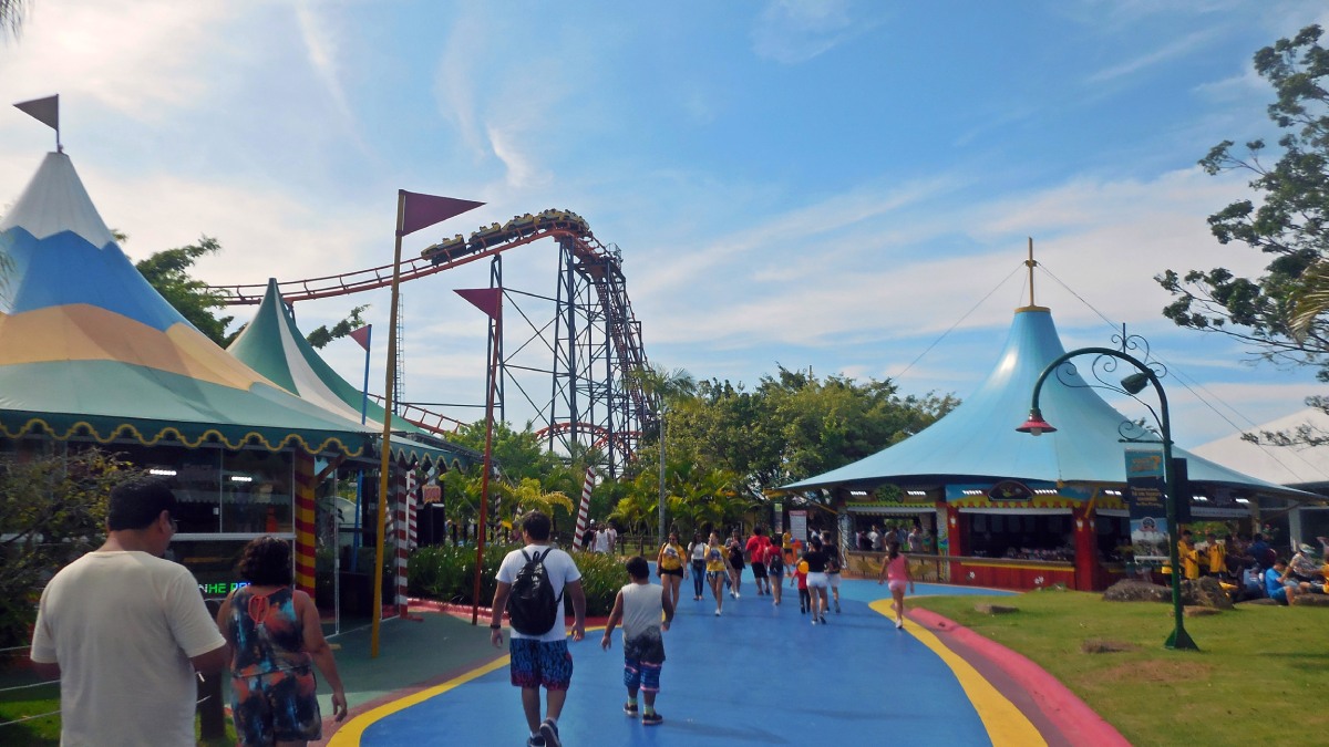 Além dos brinquedos e shows, o Beto Carrero World oferece uma infraestrutura de excelência, com praça de alimentação para 2.500 pessoas, lojas temáticas, kartódromo e um zoológico com diversas espécies de animais. Foto: Wikimedia Commons