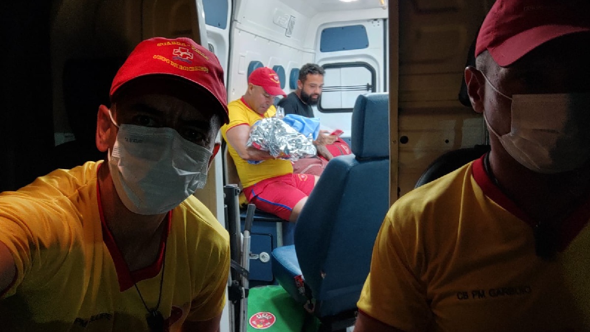 Mãe e filho foram levados s com o pai até a Unidade de Pronto Atendimento (UPA) de Peruíbe. Divulgação/Grupamento de Bombeiros Marítimo