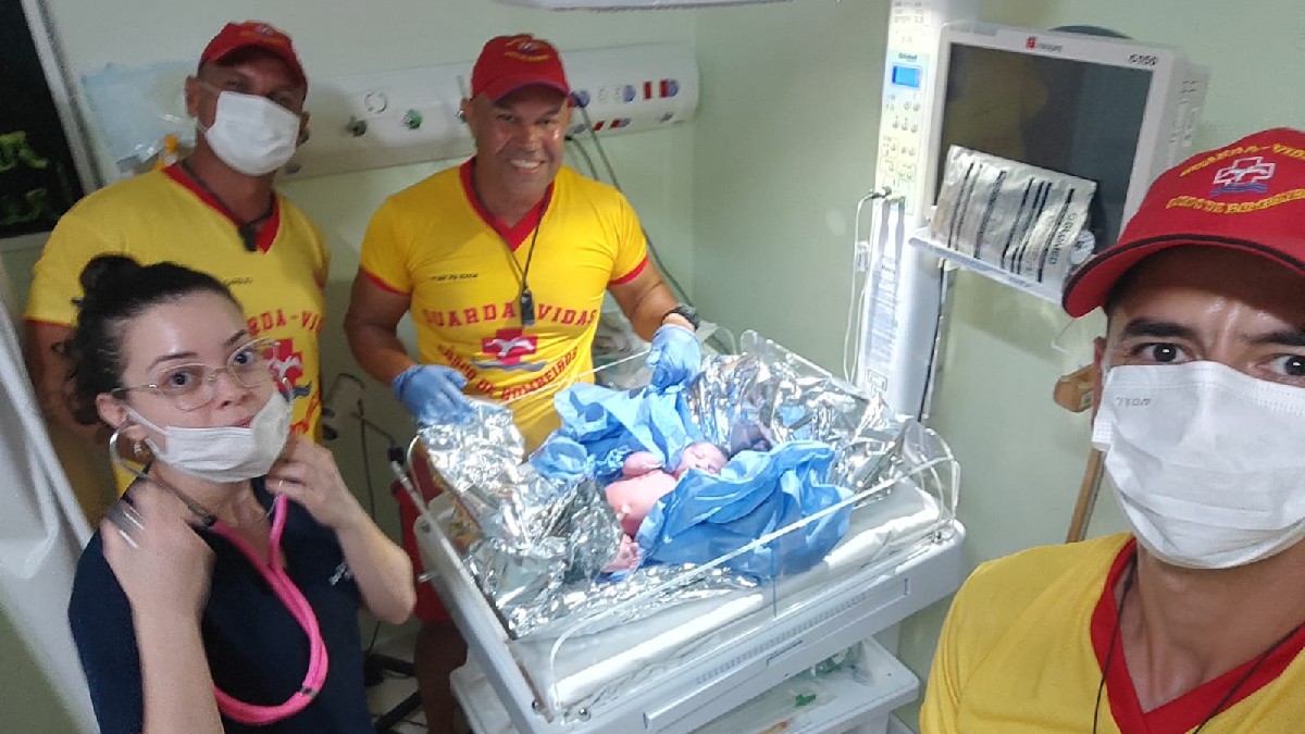 Quatro agentes foram mobilizados para auxiliar no resgate do bebê. Divulgação/Grupamento de Bombeiros Marítimo