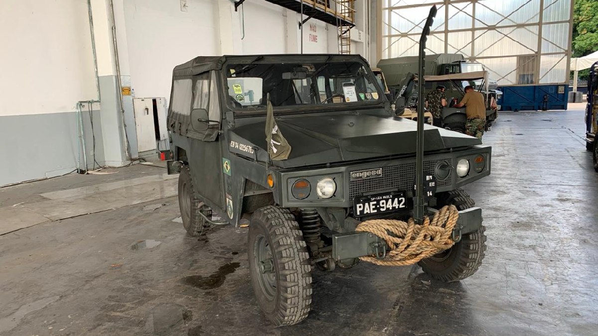 Além de uma Land Rover que participou da Guerra Irã-Iraque, utilizada para rebocar helicópteros. Foto: Divulgação