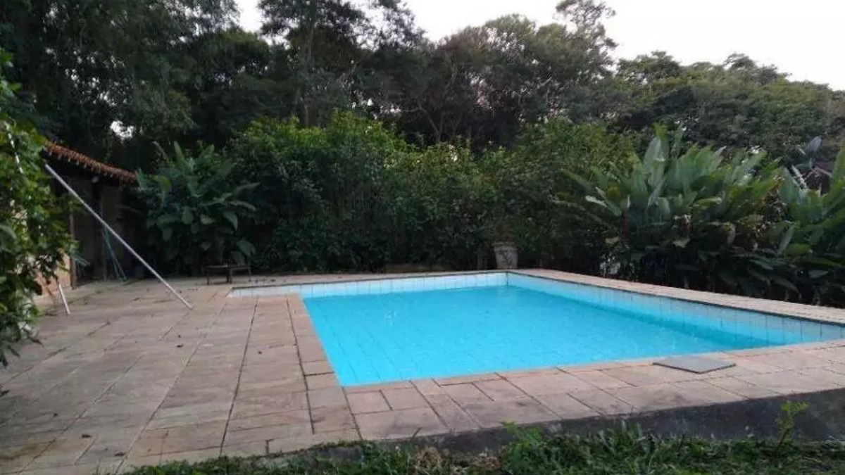 Além disso, o imóvel contempla uma piscina e uma varanda. /Foto: Divulgação