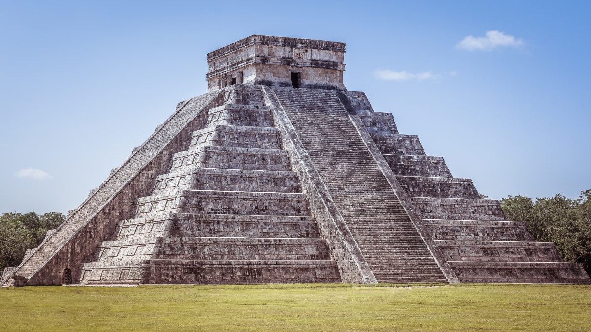 Um mergulho no coração da civilização maia. Localizada na Península de Yucatán, Chichén Itzá é um sítio arqueológico fascinante, conhecido pela Pirâmide de Kukulcán. Foto: Freepik