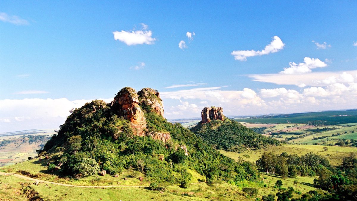 O Morro do Cuscuzeiro, com sua formação rochosa peculiar, é o destino perfeito para quem gosta de trilhas e escaladas desafiadoras. Já o Morro do Camelo, com sua silhueta que lembra um camelo deitado, oferece vistas espetaculares da paisagem local, sendo ideal para quem deseja contemplar o pôr do sol. Foto: Divulgação/Facebook