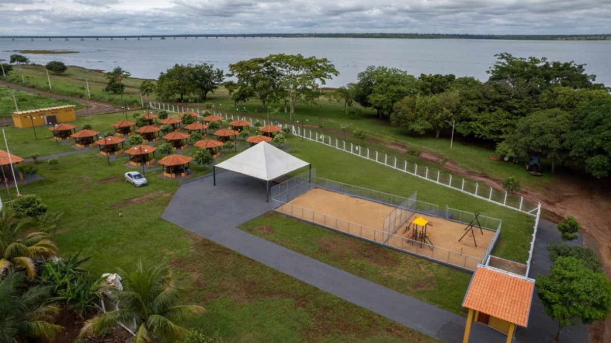 À beira do encontro dos rios Paranaíba e Rio Grande, a Prainha Municipal do Coti é perfeita para lazer ao ar livre, com quiosques, playgrounds e áreas sombreadas. Foto: Divulgação/Governo de São Paulo