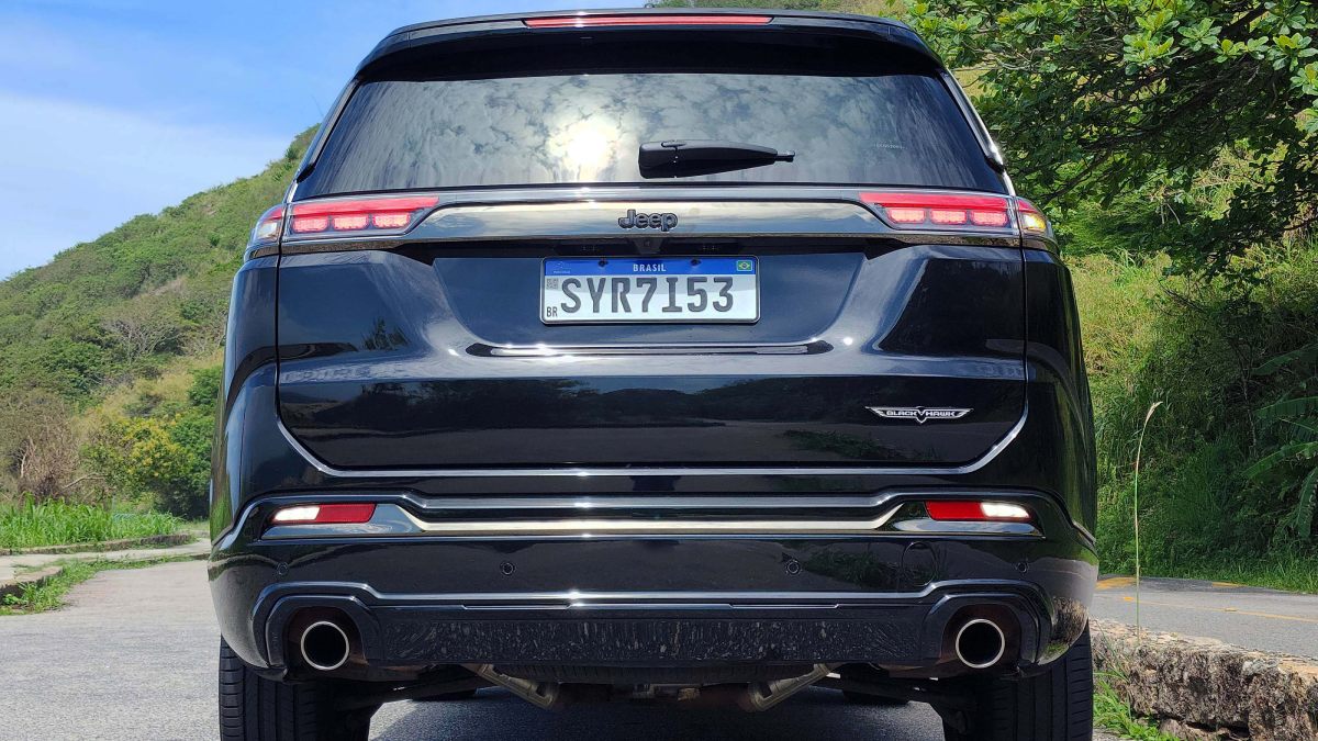 Na traseira, há saídas duplas no escape uma de cada lado e um badge alusivo à variante Blackhawk /Foto: Luiza Kreitlon/AutoMotrix