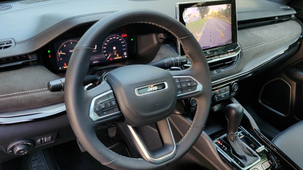 Os comandos são bem localizados e parte deles pode ser acessada no volante multifuncional /Foto: Luiza Kreitlon/AutoMotrix