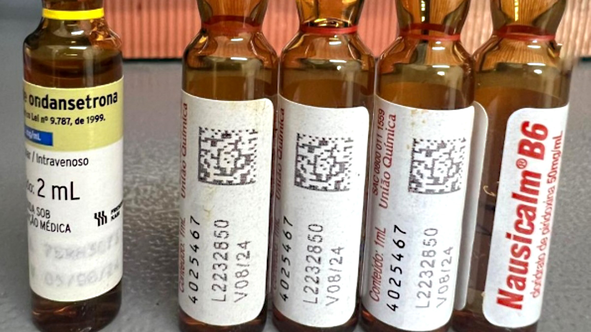 Medicamentos vencidos flagrados durante operação do Tribunal de Contas de São Paulo.