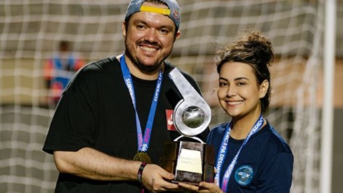 Gaules viu, ao lado de Letícia Pereira, seu time ser campeão da Supercopa Desimpedidos 2024 /Reprodução/Redes sociais