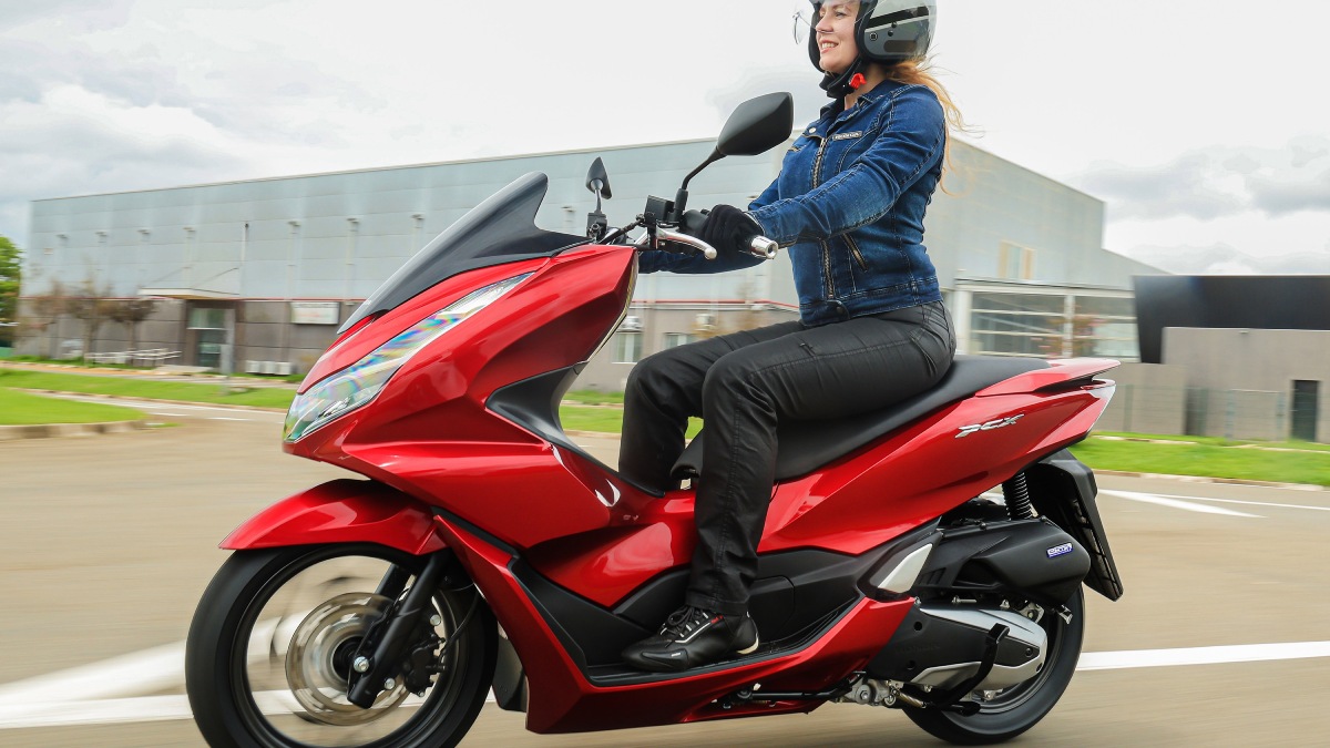 A boa ergonomia caracteriza as PCX desde seu lançamento, favorecendo aos motociclistas de estaturas variadas /Foto: Divulgação