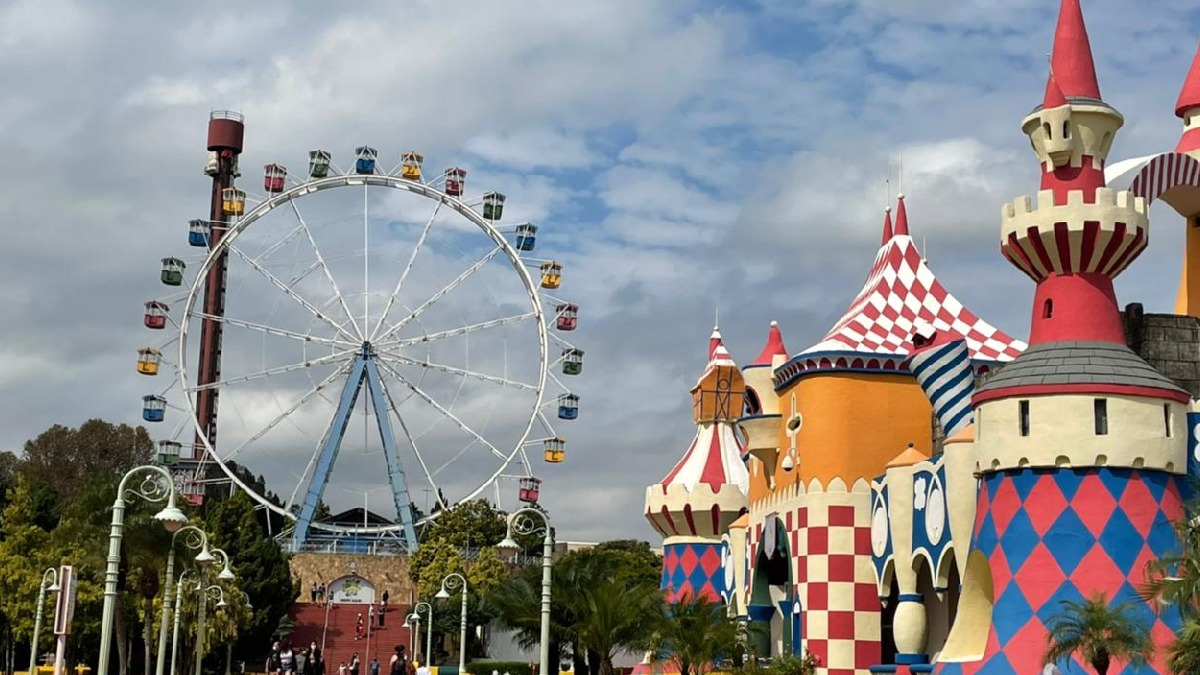 Quem gosta de uma boa aventura também vai se beneficiar com o famoso parque de diversão Hopi Hari, que conta com 760.000 m² e mais de 40 atrações para toda a família - (Vinicius Santana/Google Reviews)