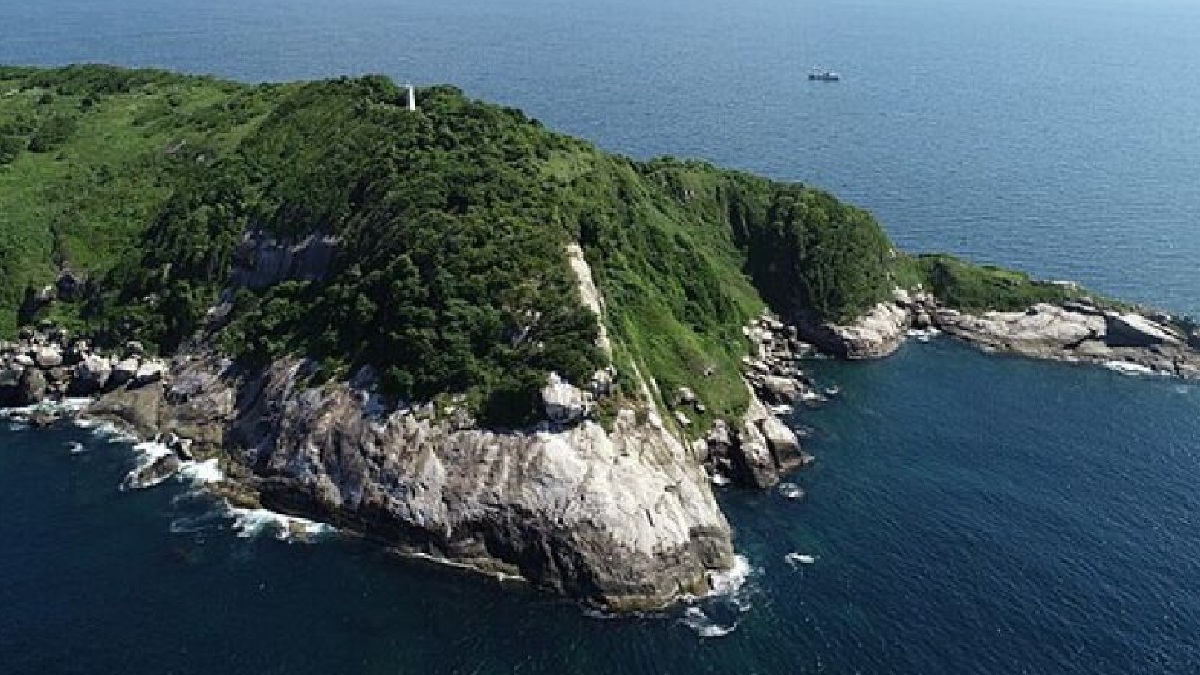 O litoral paulista abriga uma das ilhas considerada um dos lugares mais perigosos do mundo: a Ilha da Queimada Grande. O local é repleto de serpentes E possui a segunda maior concentração da espécie em todo o planeta. A visitação é proibida - (Wikimedia Commons)