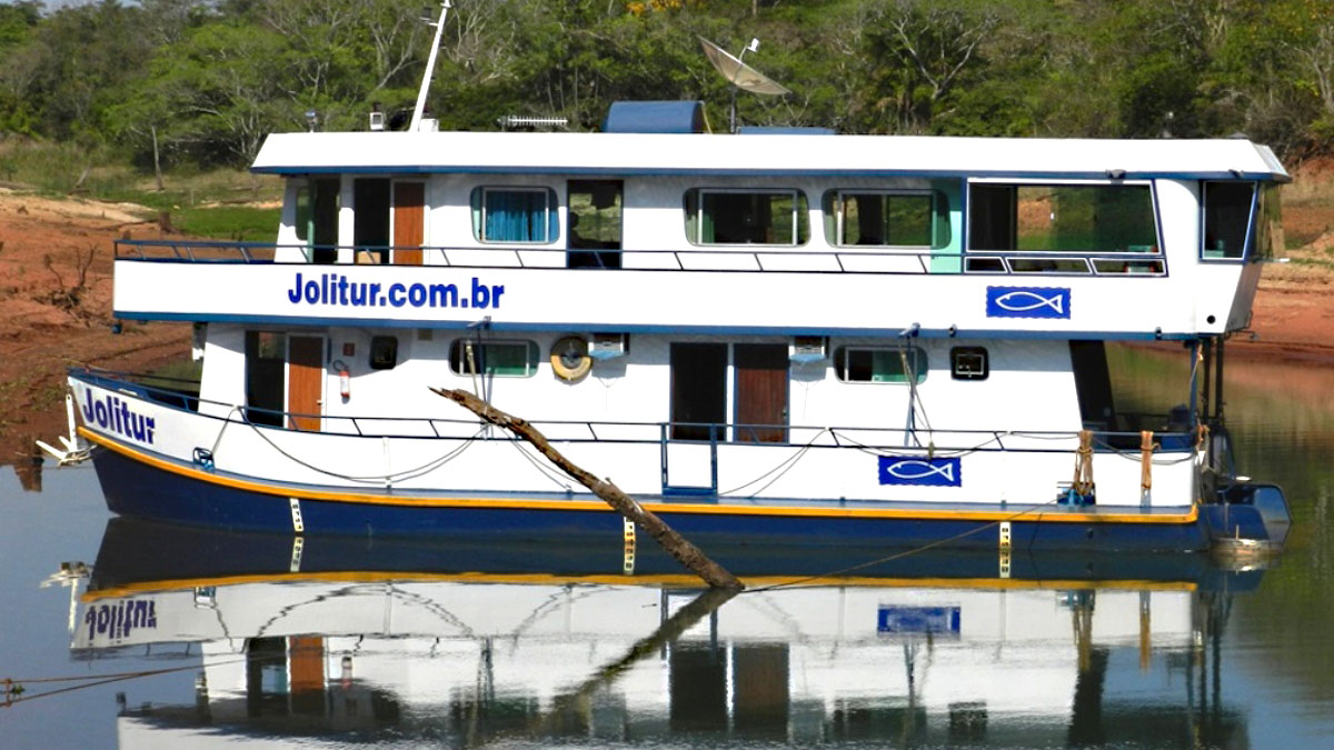 3. Jolitur Barco Hotel, em Rubinéia - Um barco hotel de impressão, o Jolitur proporciona uma experiência com muito conforto e ótima estrutura para os visitantes. Em operação desde 1998, a embarcação oferece tudo que é necessário para uma boa pescaria e leva os pescadores até belíssimos tucunarés - (Divulgação/Jolitur)
