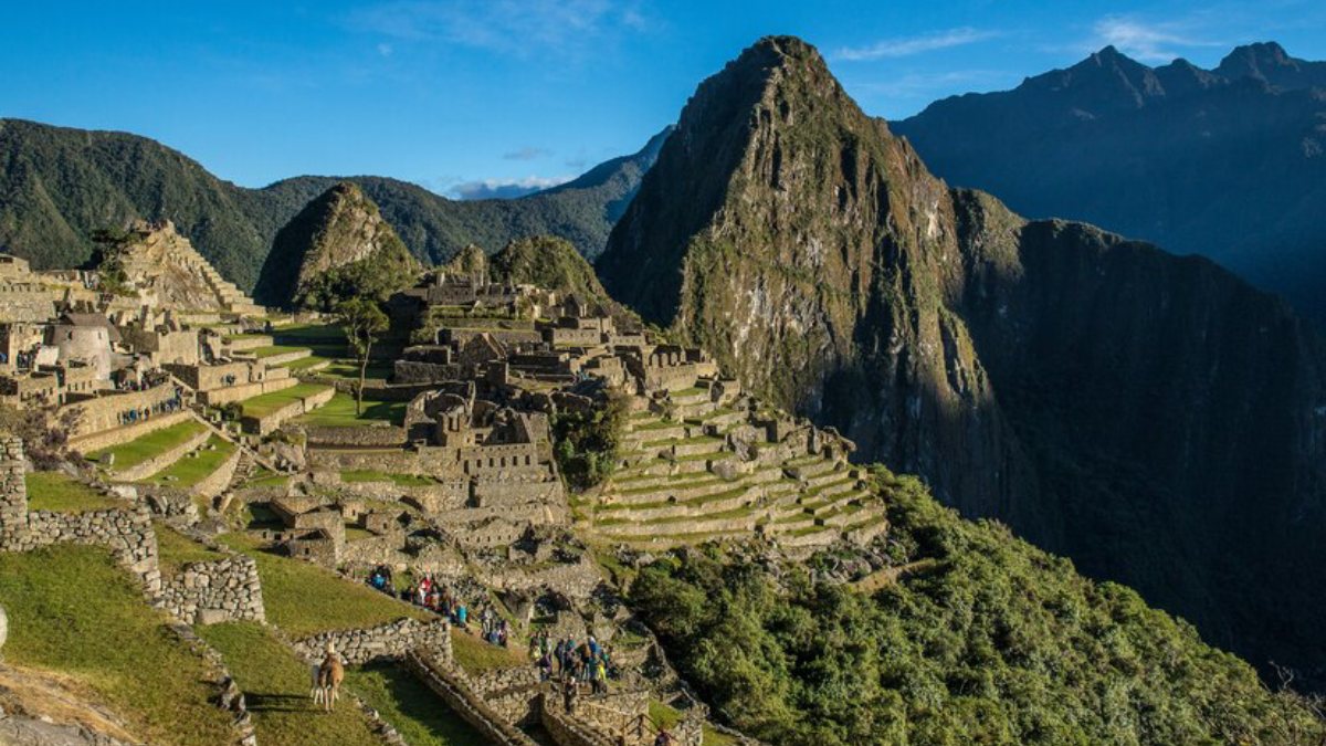 No alto dos Andes peruanos, a cidade inca de Machu Picchu é um testemunho da engenhosidade e espiritualidade desse povo. Foto: Freepik