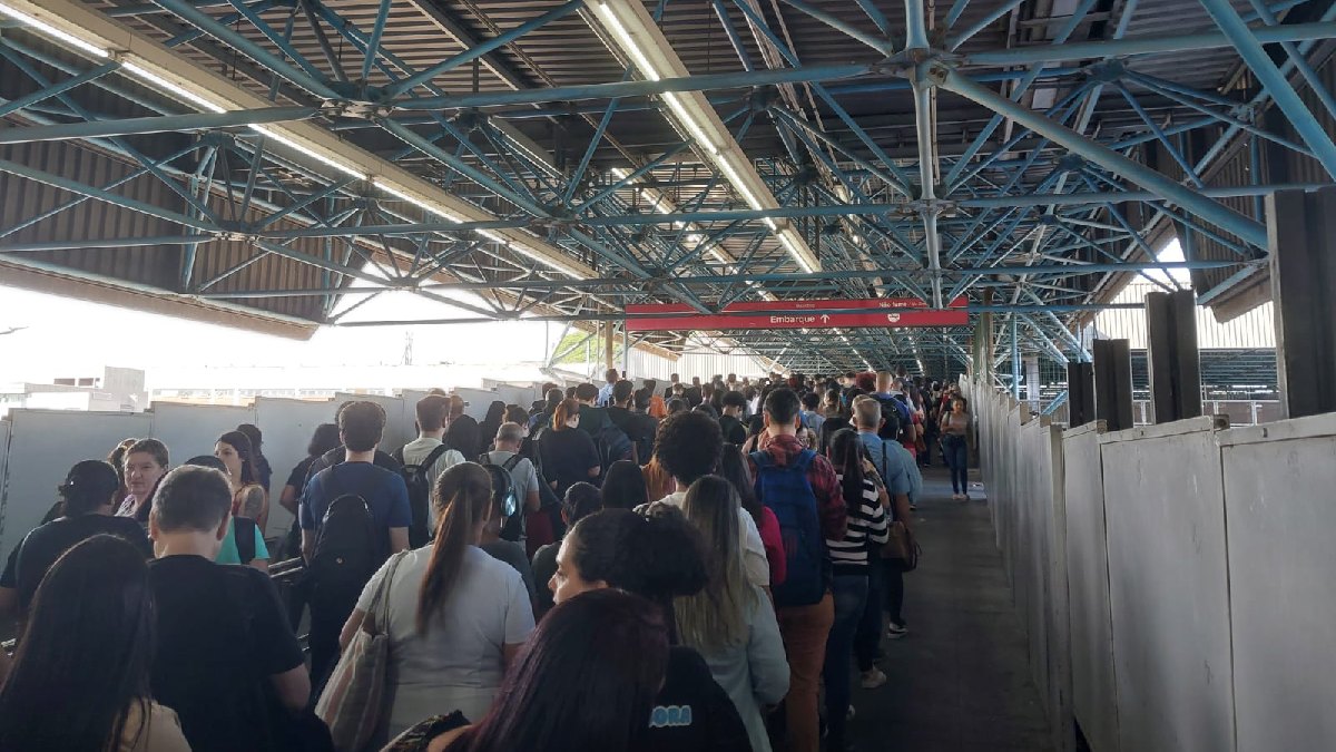 Passageiros relatam espera de mais de uma hora Reprodução/Redes Sociais