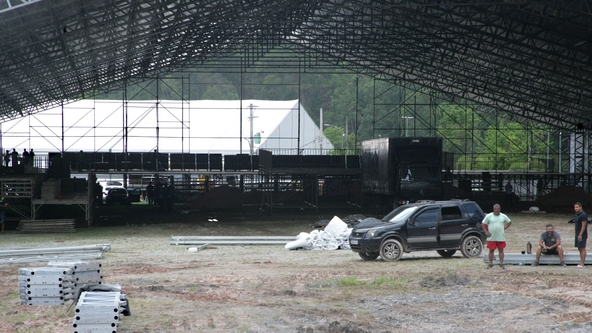 Montagem da estrutura do evento na manhã desta terça-feira (5/11); edição deste ano começa nesta quinta-feira (7/11) e vai até o domingo (10/11), no Parque Rizzo, em Embu das Artes. Fotos: Thiago Neme/Gazeta de S.Paulo