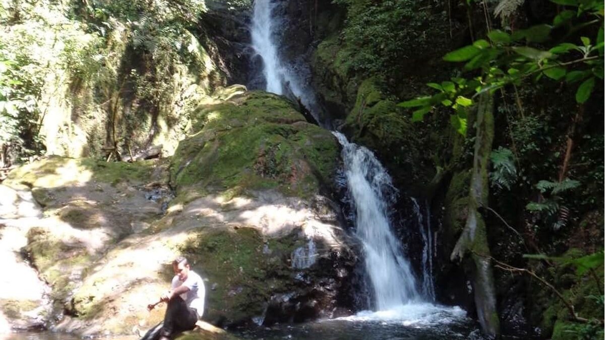 1. Cachoeira do Muriqui São Miguel Arcanjo - A cachoeira tem 25 metros de altura, com um poço que rende um banho refrescante. Fica a 200 quilômetros da Capital, cerca de três horas de carro. Localizada dentro do Parque Estadual Carlos Botelho, a Cachoeira do Muriqui só fica aberta das 9h às 12h. A entrada custa R$ 19 (inteira) R$ 9,50 (meia-entrada) - (Divulgação/Parque Estadual Carlos Botelho)