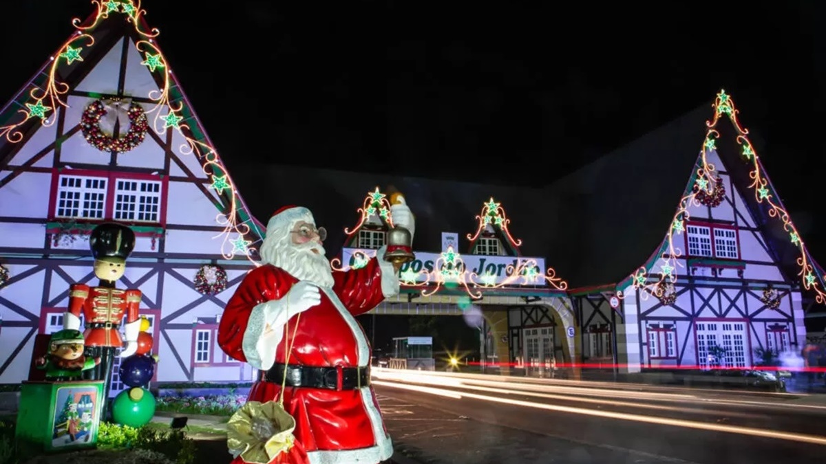 2. Campos do Jordão - A cidade é a grande "queridinha" dos turistas para o inverno e também se prepara para receber visitas durante o Natal. Localizada a 2h30 da Capital, se transforma em um "Natal dos Sonhos", com luzes, decorações temáticas e atrações especiais - (Reprodução)