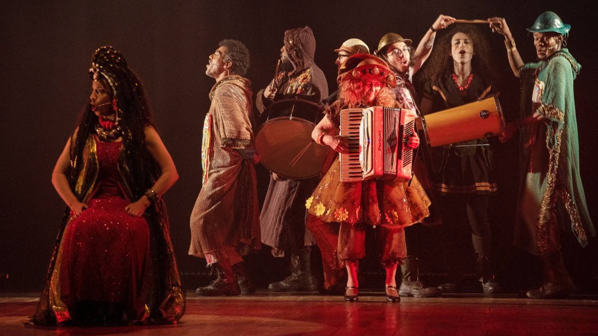 Peça explora o cancioneiro de Zé Ramalho, sua literatura e os cenários marcantes de sua trajetória de maneira inovadora e não biográfica. Foto: Priscila Prade/Divulgação