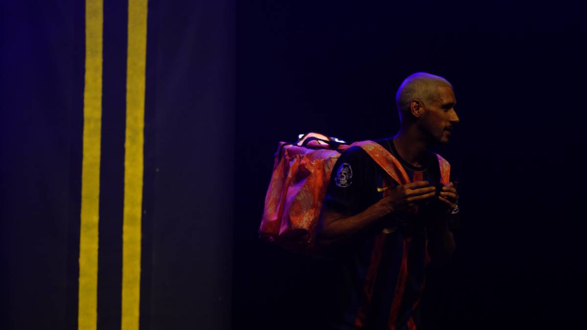 O personagem é vivido pelo ator Julio Lorosh, que ainda assina o texto e a direção. Foto: Wes Barba/Divulgação