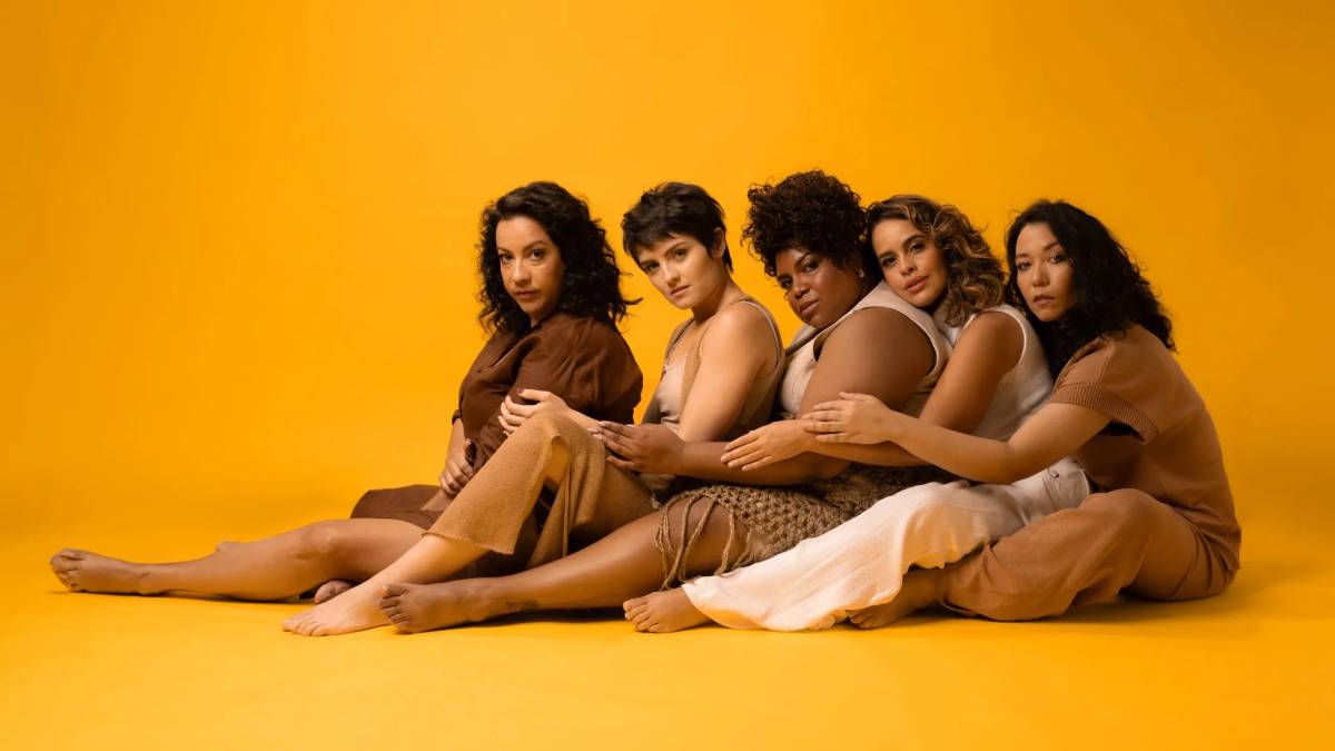 Espetáculo é protagonizado por um quinteto de mulheres, que explora a potência de cantoras que vão desde Marisa Monte até Whitney Houston. Foto: Stephan Solon/Divulgação